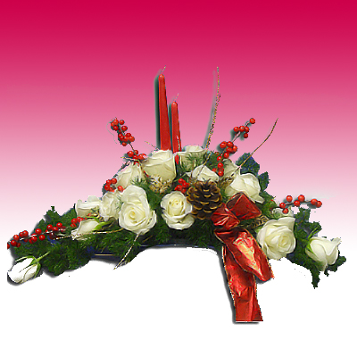 Originale centrotavola con bacche rosse  rose e rami di abete.