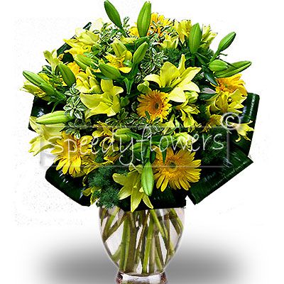 Very beautiful bouquet with its yellow warm shades. The flowers composing this floral arrangement are Roses and Gerbera looking like great daisies, to give to a sunny person on the anniversary day.